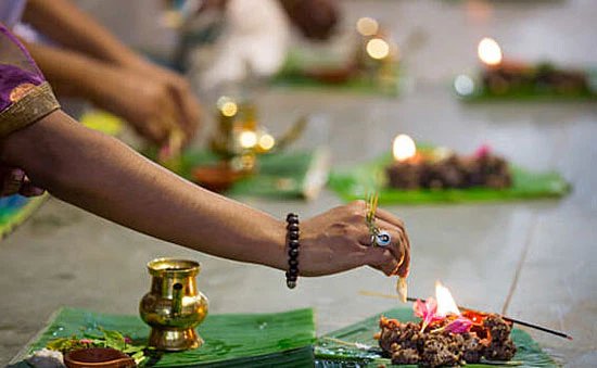 Ancestral rites being performed at a ghat on the Ganga in Varanasi