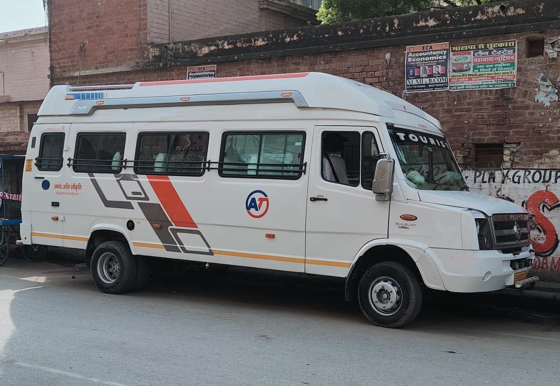 Kashi & Kin car on the road to Varanasi airport for a departure transfer
