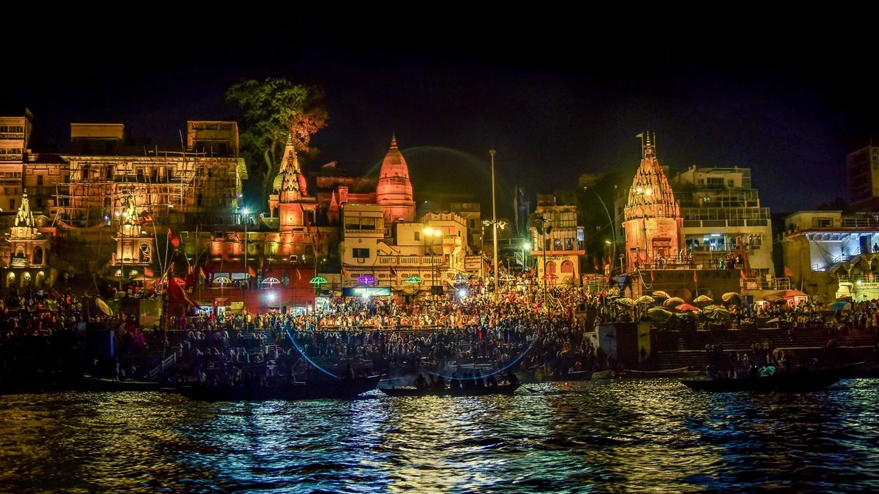 Ganga Aarti crowds and lamps at Dashashwamedh Ghat, Varanasi, at night